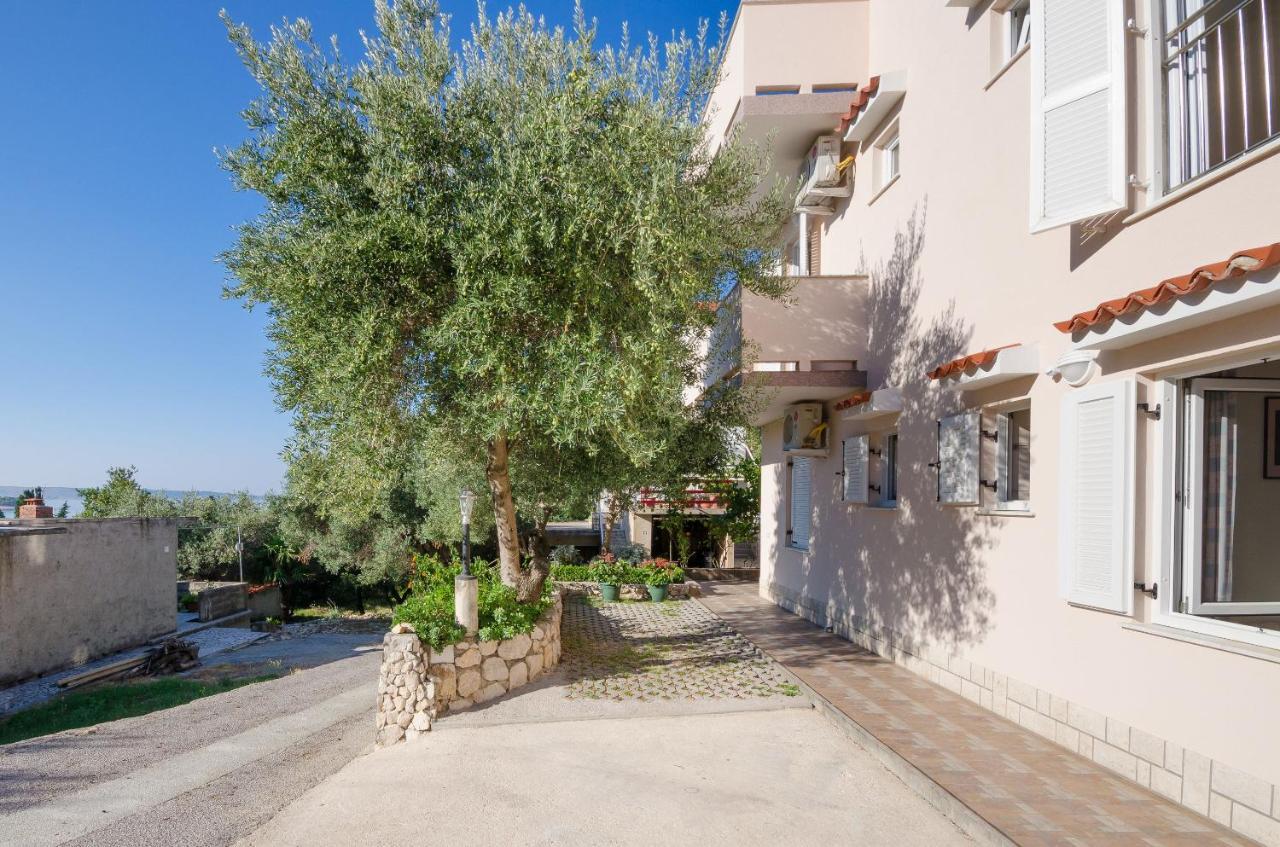 Apartments Blazenka Banjol Exterior photo