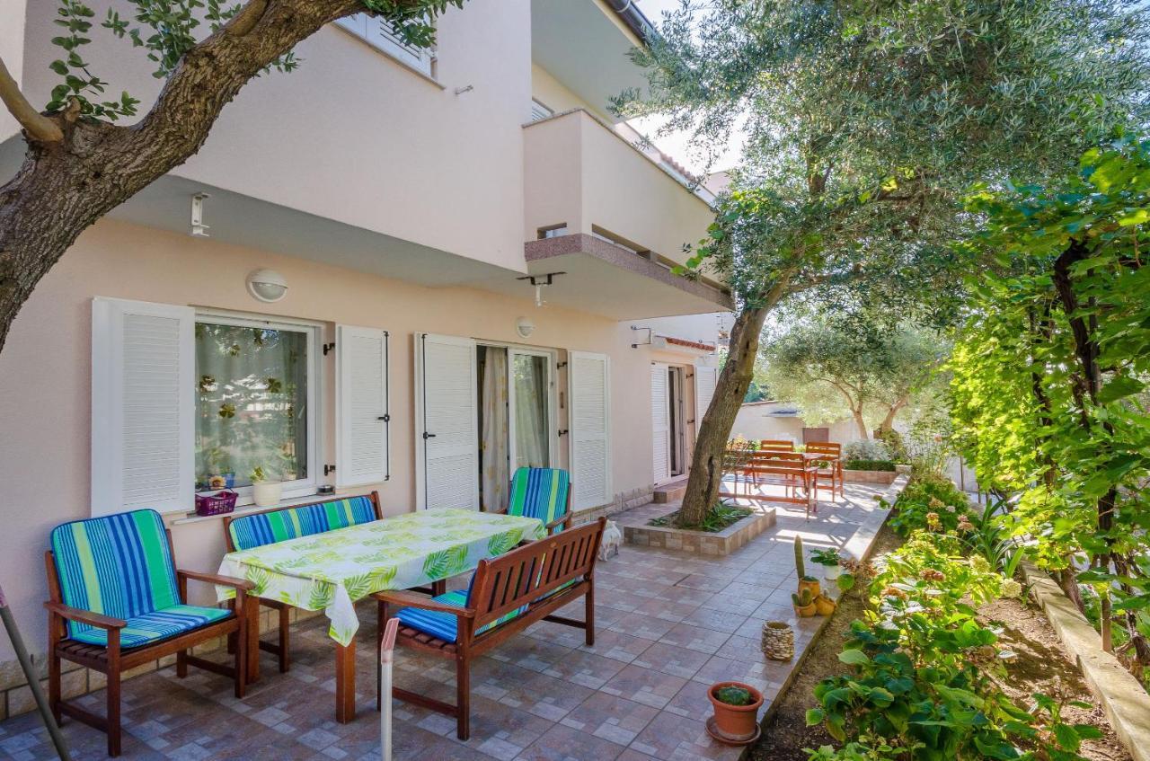 Apartments Blazenka Banjol Exterior photo